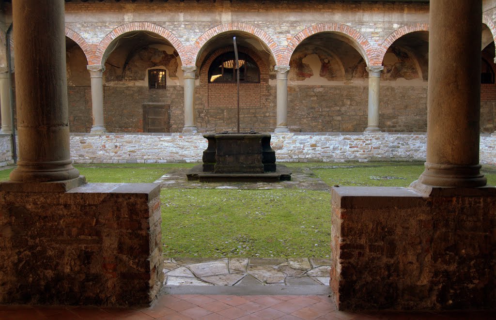 Bergamo - Chiostro Minore (o del Pozzo) del Convento di San Francesco by Angela Rozzoni