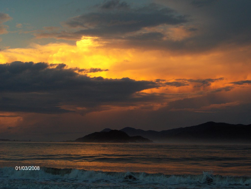 Entardecer na Praia de Cima by André Luiz Kopelke