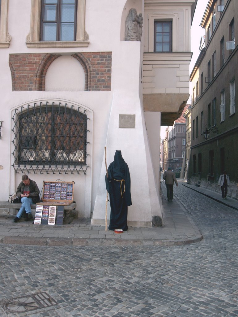 Warszawa, Stare Miasto, mysterious dark man by Joachim70