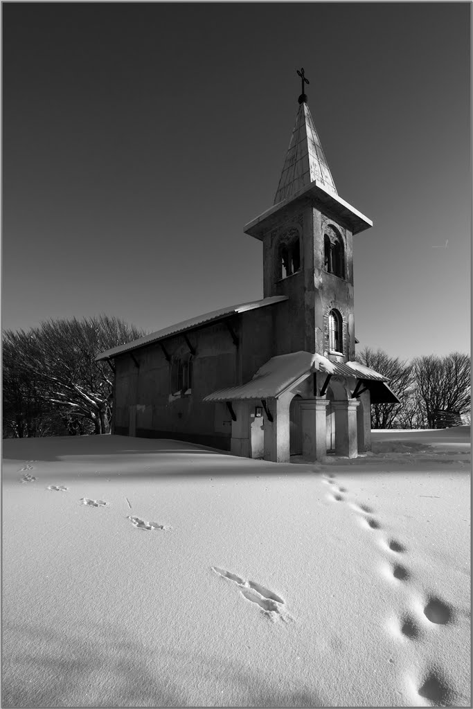 Monte Beigua, chiesetta...tracce di fedeli? by Antonio Andreatta