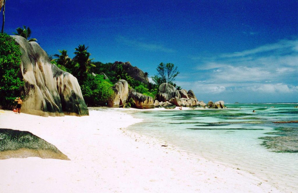 Beach in La Dique, Seychelles by Rostrata