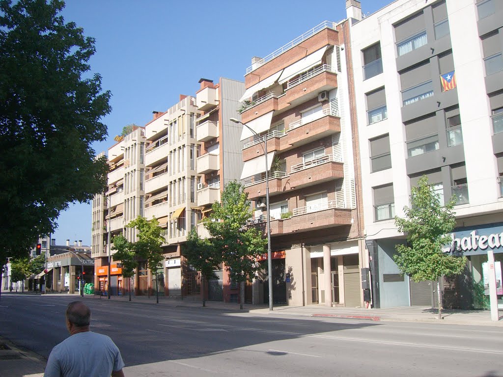 Avenida ancha en Sabadell. by Roberto Lam