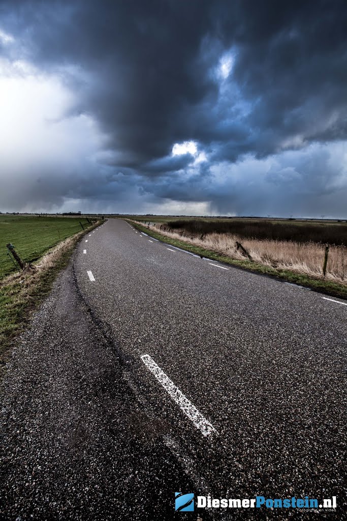 Dreigende wolken boven Zomerdijk by Diesmer