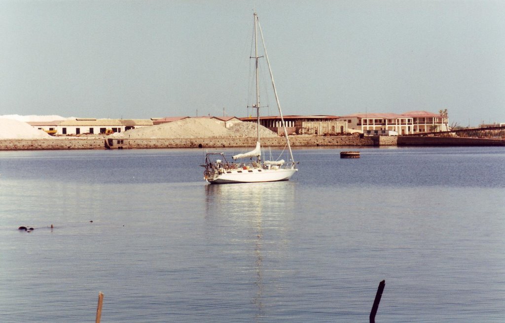 Fogo à Massawa by Christian Chardavoine