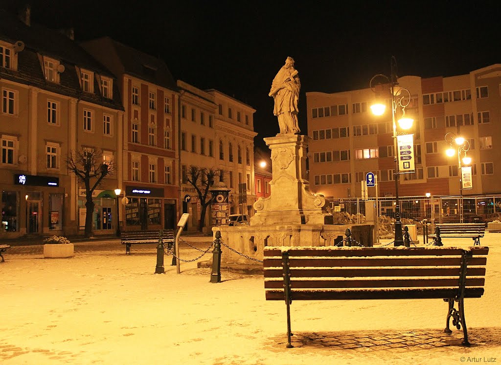 Marktplatz in Dzierżoniów mit Statue des Hl. Johannes Nepomuk aus dem 18. Jahrhundert by Artur Lutz