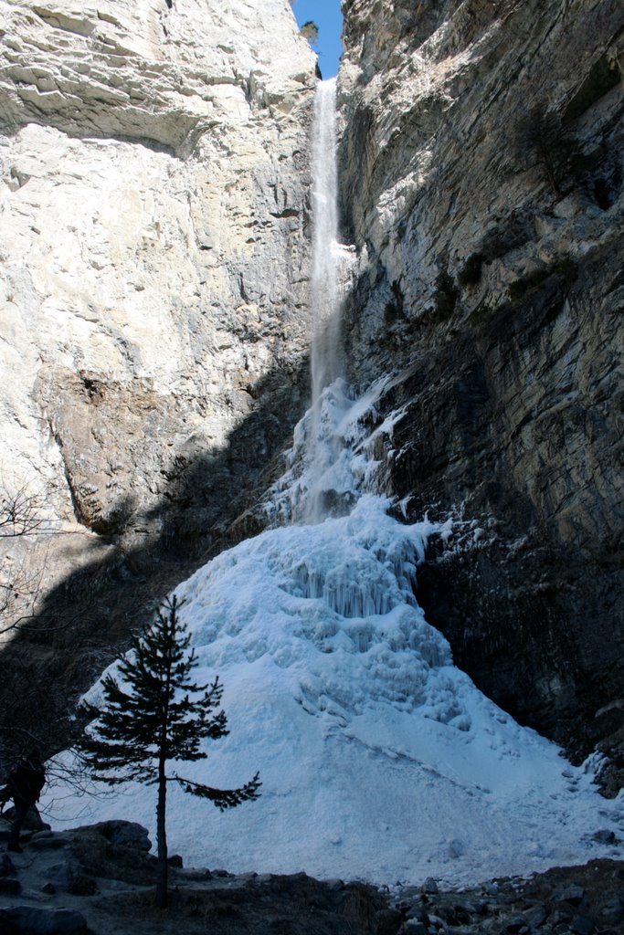 Cone de glace à la base de la cascade Saint Benoît by cathnico