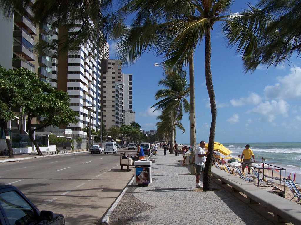 Recife - Avenida Boa Viagem frente a Praia de Boa Viagem - Estado de Pernambuco - Brasil by Hernán F. Conejeros …