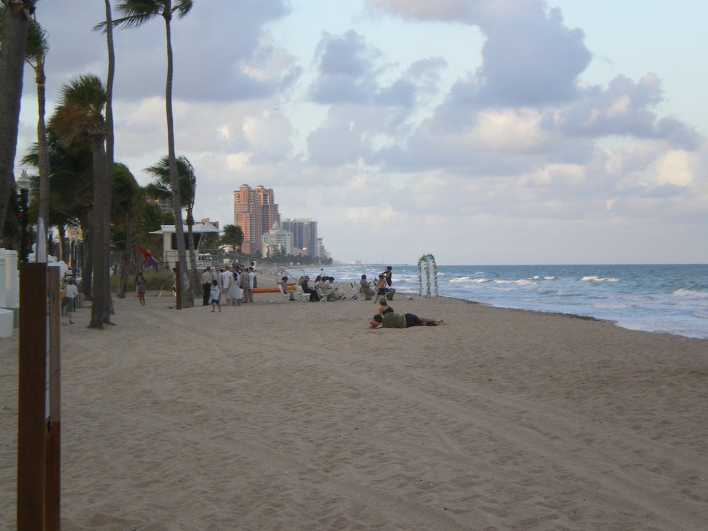 Ft Lauddale beach looking north by Gareth.Stadden