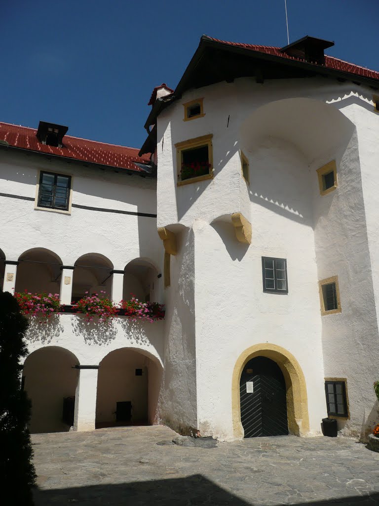 Innenhof der Burg Bogenšperk by Wauki