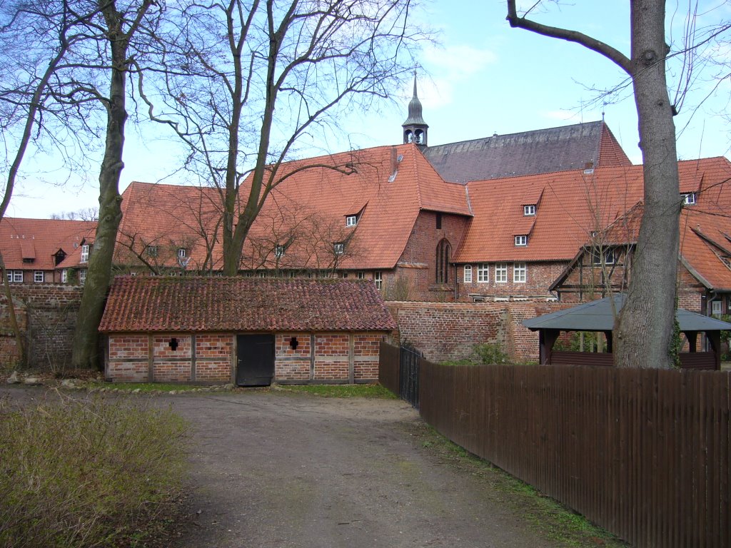 Hinter der Mauer: Das Kloster Lüne by Robert (elch)