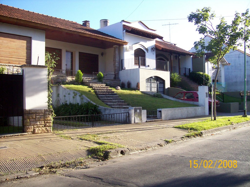 Casa de Tigre 100ms.del Rio Lujan by Horacio Louzao Argentina