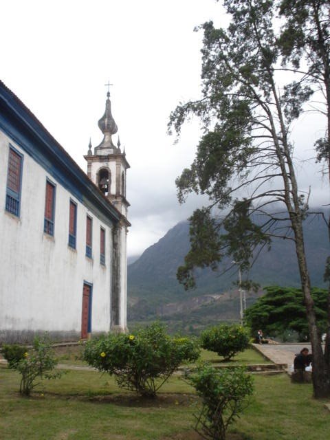 Lateral da Matriz e Serra do Caraça ao fundo by Gui Torres