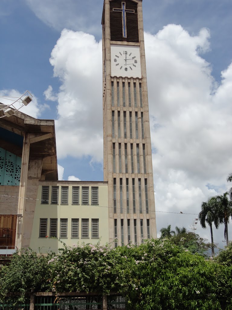 Torre da igreja São João Batista by renanrcamargo