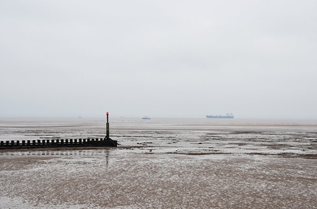 At low tide (Cleethorpes) by tu.andy