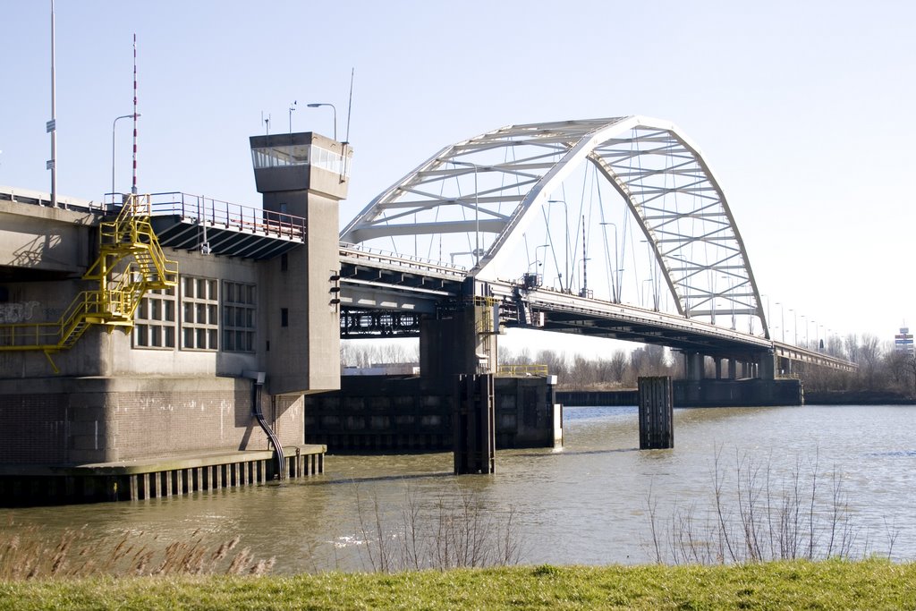 Brug van Papendrecht naar Dordrecht by Ed van Driel