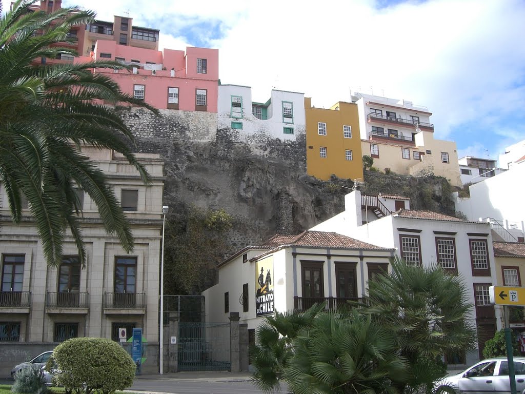 Historische Häuser an 'Plaza de la Constitución' in 'Santa Cruz de La Palma' by jochenahuebener