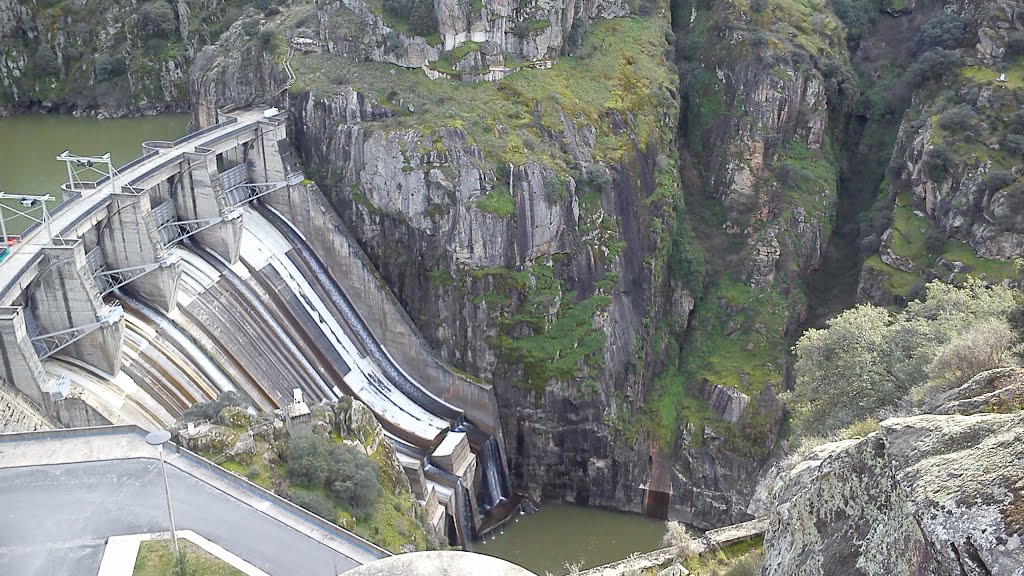 Rio Douro Barragem do Picote, Portugal by LF64