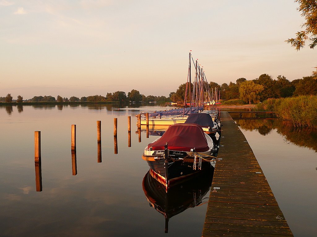 Het haventje bij de camping in Heeg by Toon van Rijt