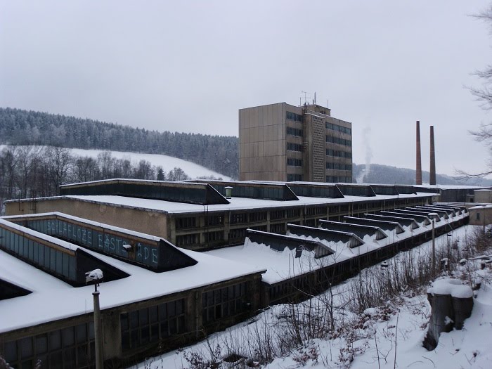 Blick auf die alten Gebäude der Gießerei in Schmiedeberg by Henning Gierth