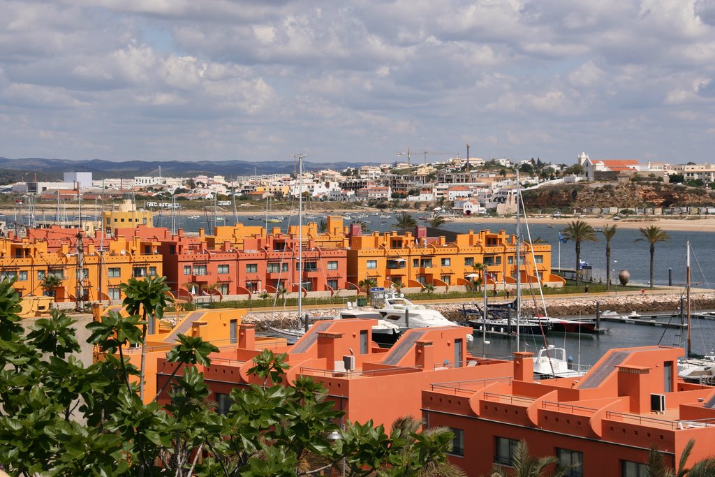 Colorista puerto deportivo de Portimao. by Benito R. Moran