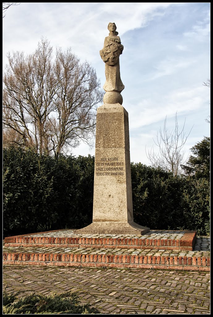 Nationaal Monument "De Nederlandse Maagd" by pillboxs