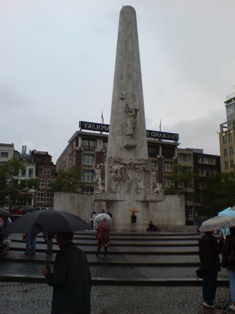 War Memorail Dam Square by Gareth.Stadden