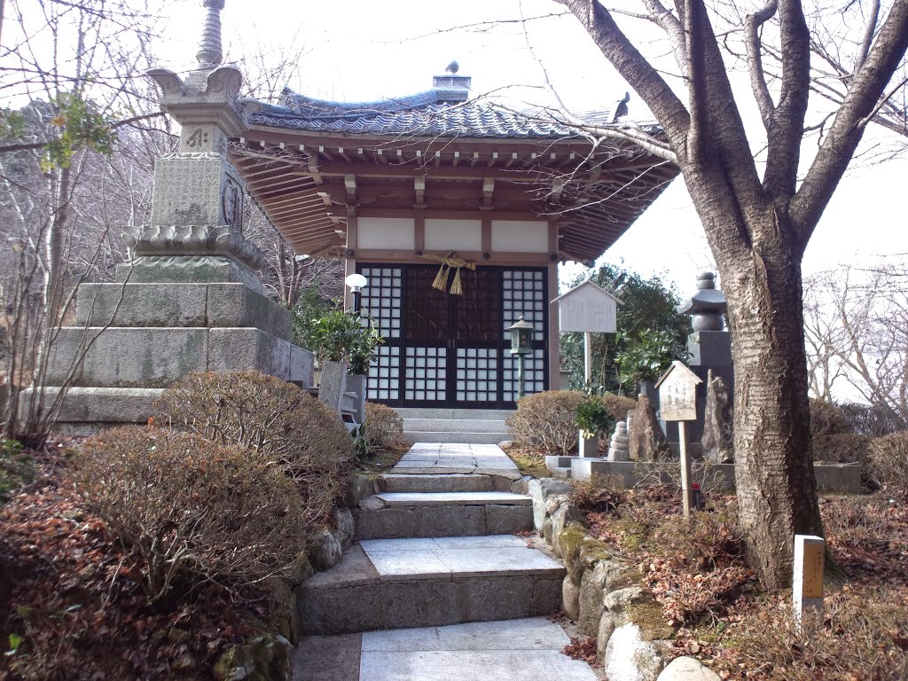 The Iwama-dera Temple : The Hachidai-ryûô-sha Shrine （岩間寺 八大龍王社） by Yanajin