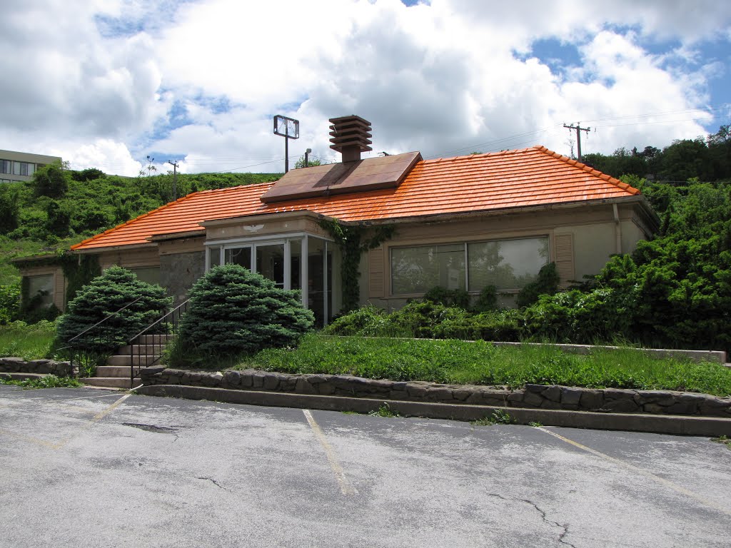 Former Howard Johnson's on Afton Mountain by SchuminWeb