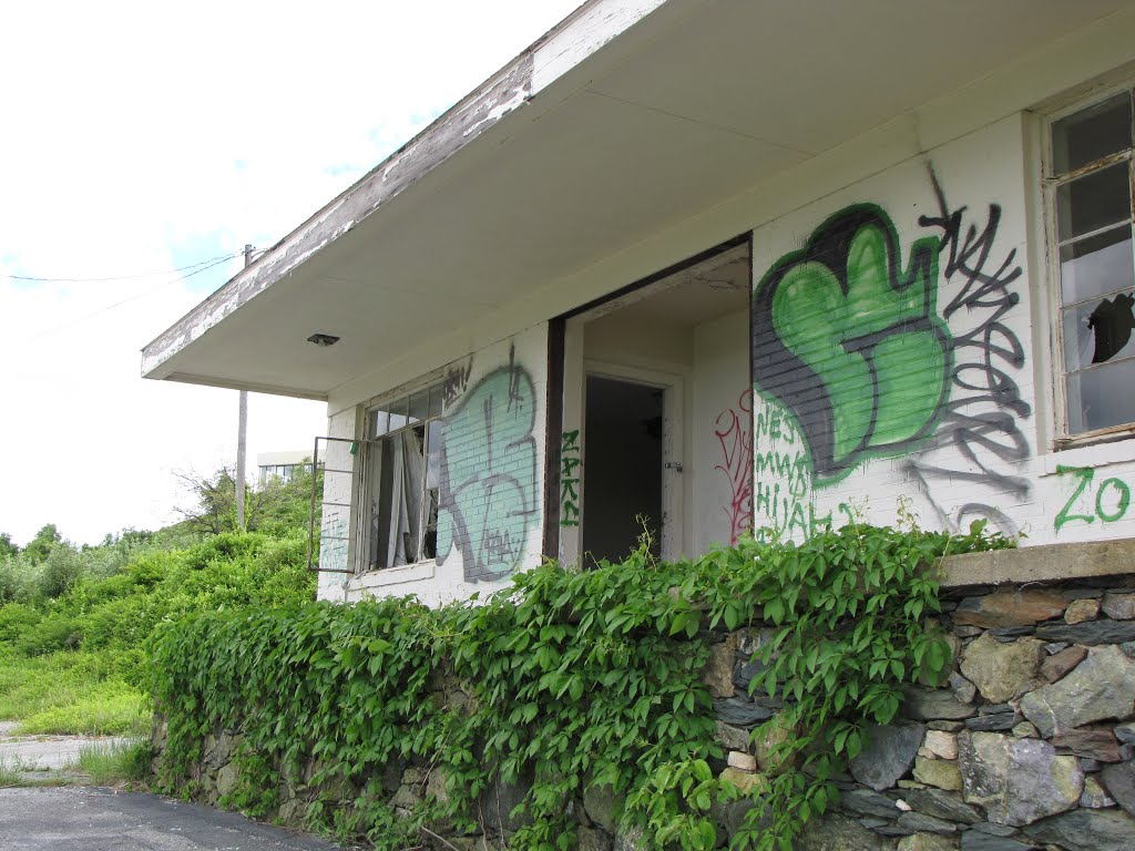 Abandoned motel rooms on Afton Mountain by SchuminWeb