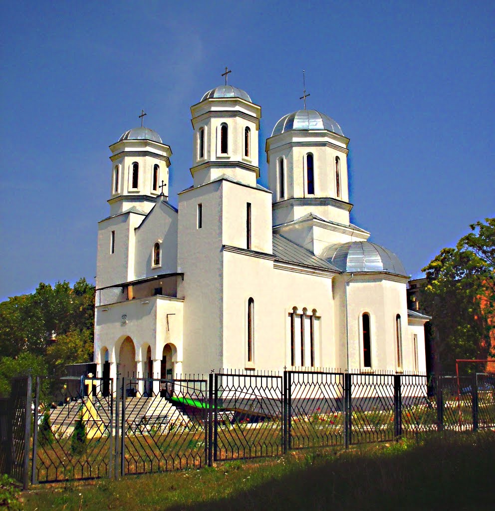 Hunedoara - Biserica Ortodoxă ''Sfânta Treime'' (cartier Micro VI) by danger.mouse