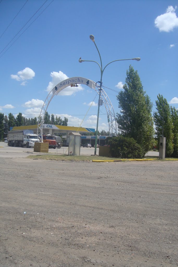 Arco en Suipacha, frente a EESS by lalupipi