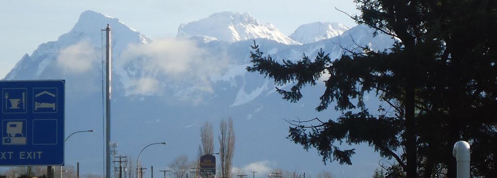 Mt Cheam seen from the TCH by gbrojges