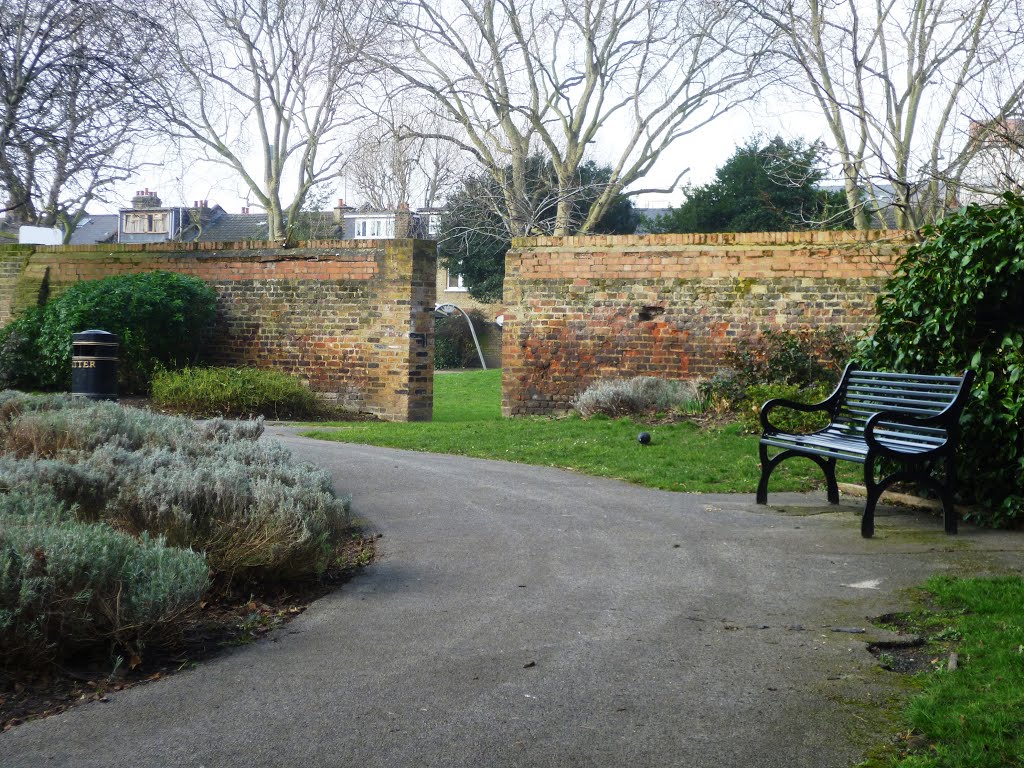 Grove Hall (Barmy) Park wall by David Sankey