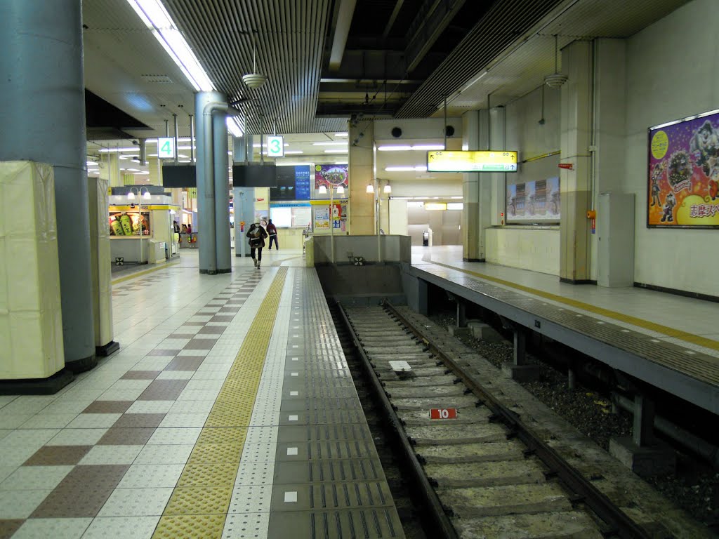 Kintetsu Osakauehonmachi Station platform by DVMG