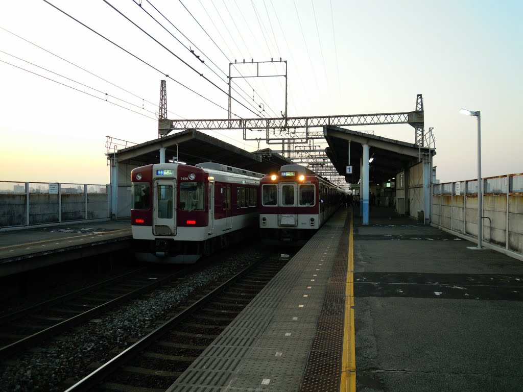 Kintetsu Shuntokumichi Station platform by DVMG