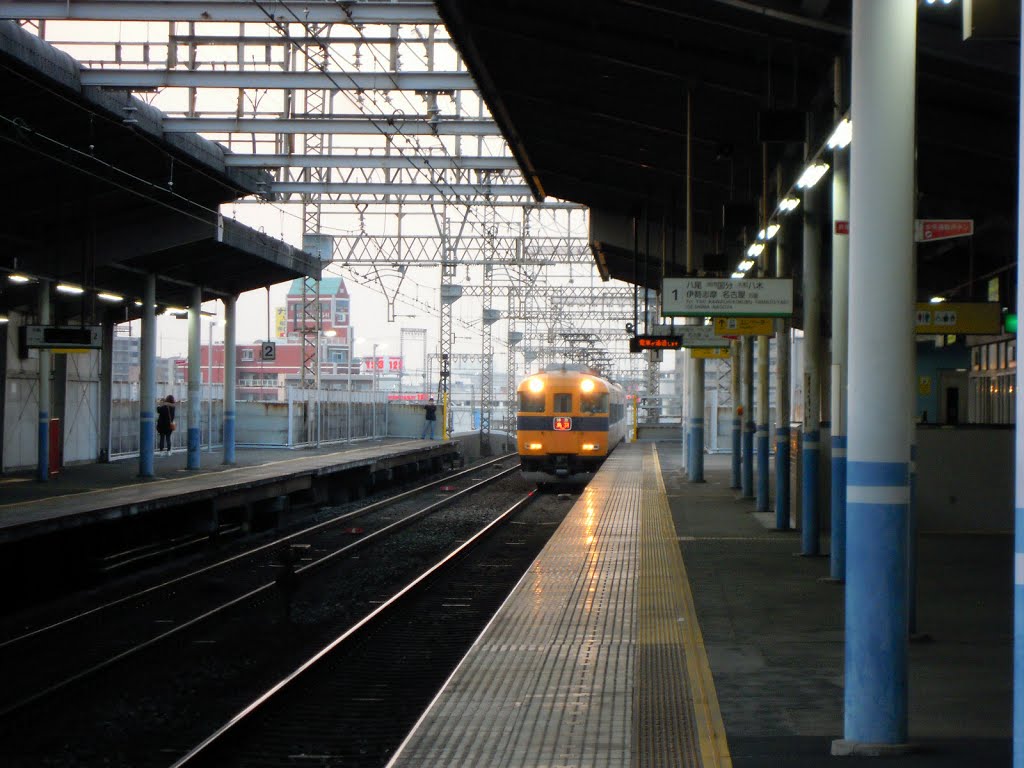 Kintetsu Shuntokumichi Station platform by DVMG