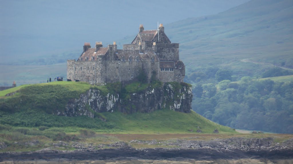 Duart Castle by Calgarybay