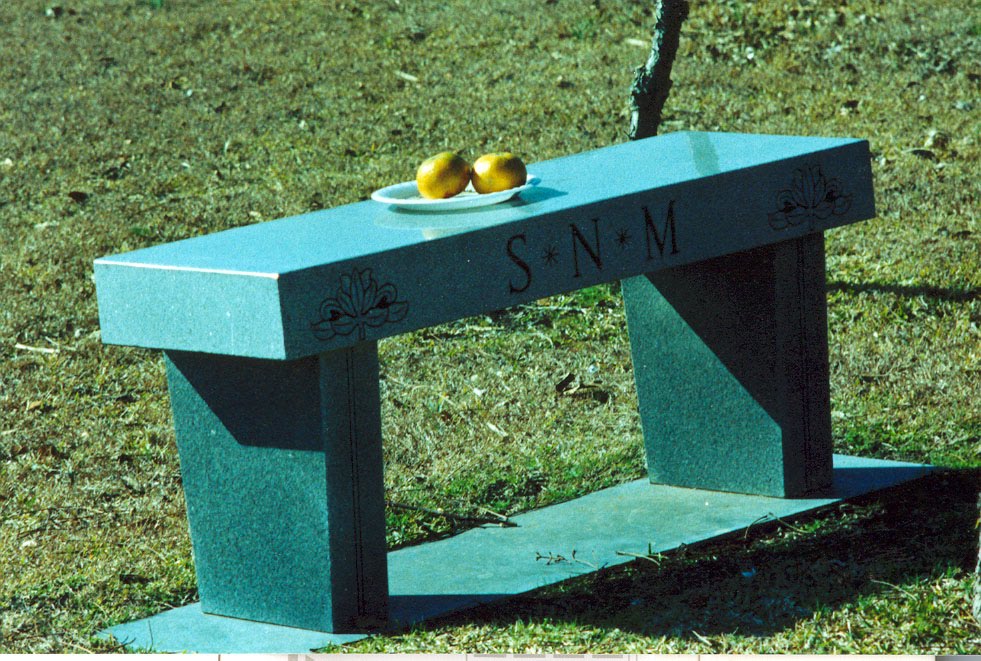 Banca en concreto para realizar visitas y dejar ofrendas en el cementerio de Austin Texas by alejandrino tobon