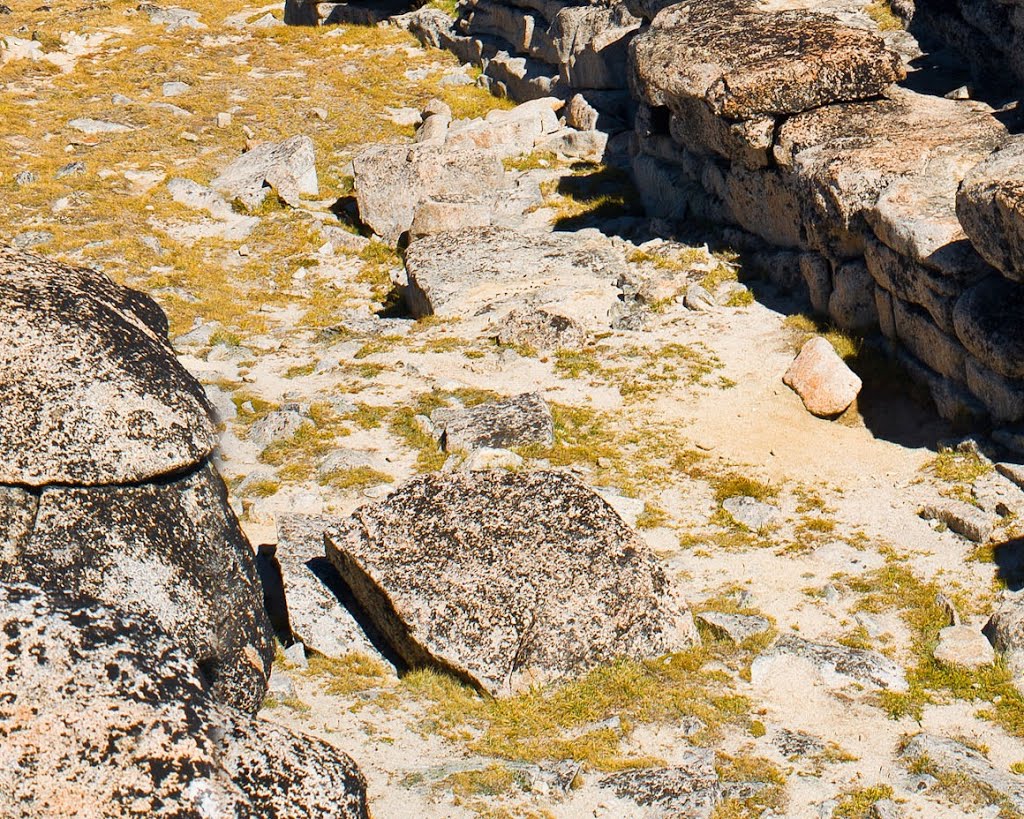 Looking towards Enchantments - Little Annapurna - Granite Walls - Near Summit - - nwicon.com by NWicon.com