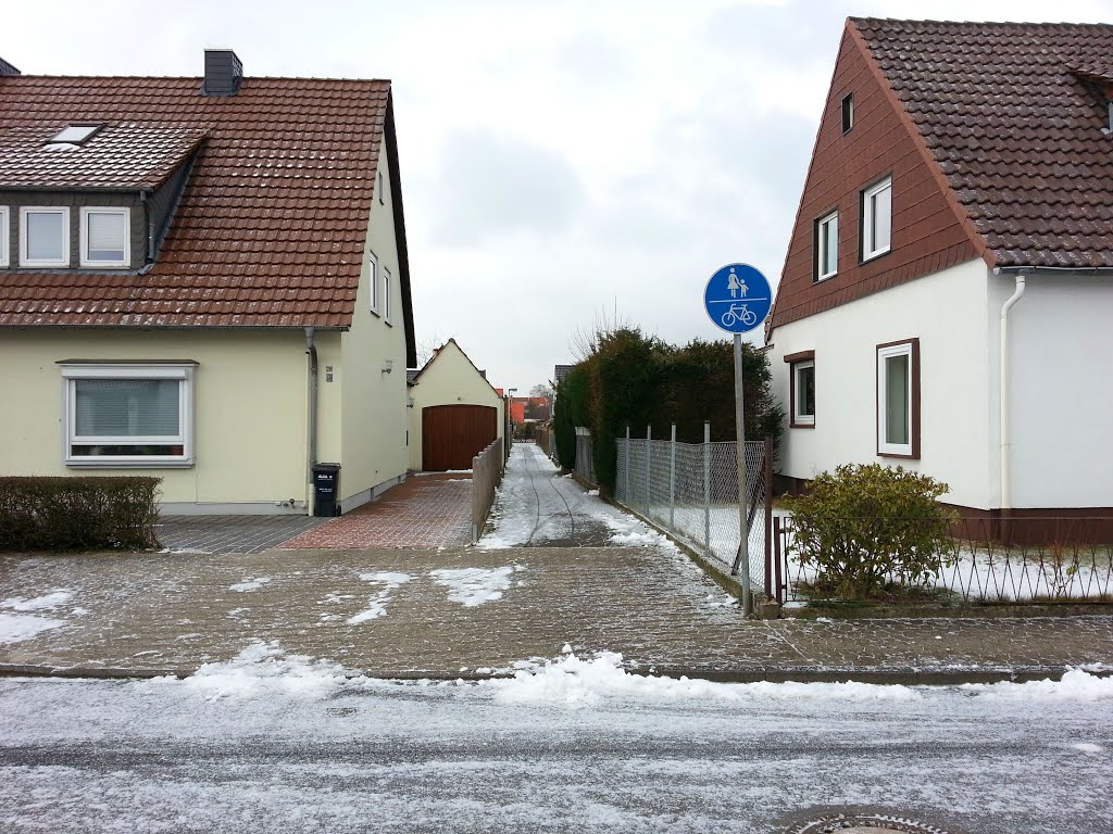 Durchgang vom Dachdeckerweg zum Zimmermannweg by duesentrieb