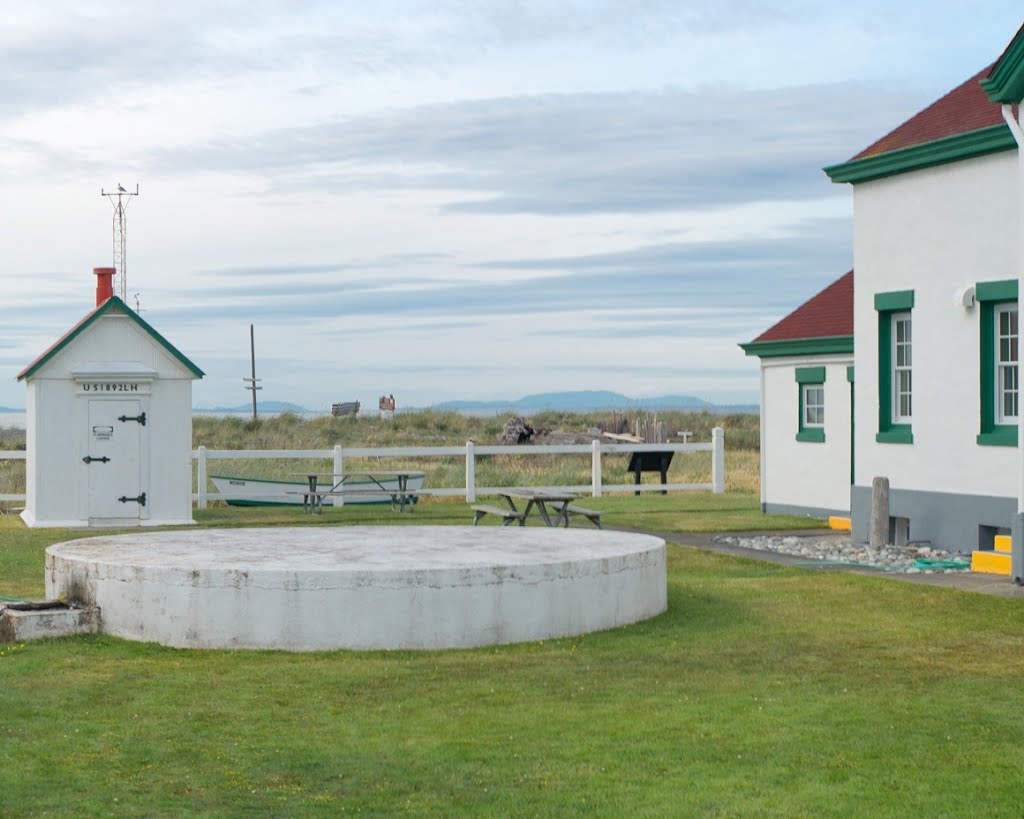 Looking towards New Dungeness Lighthouse - nwicon.com by NWicon.com