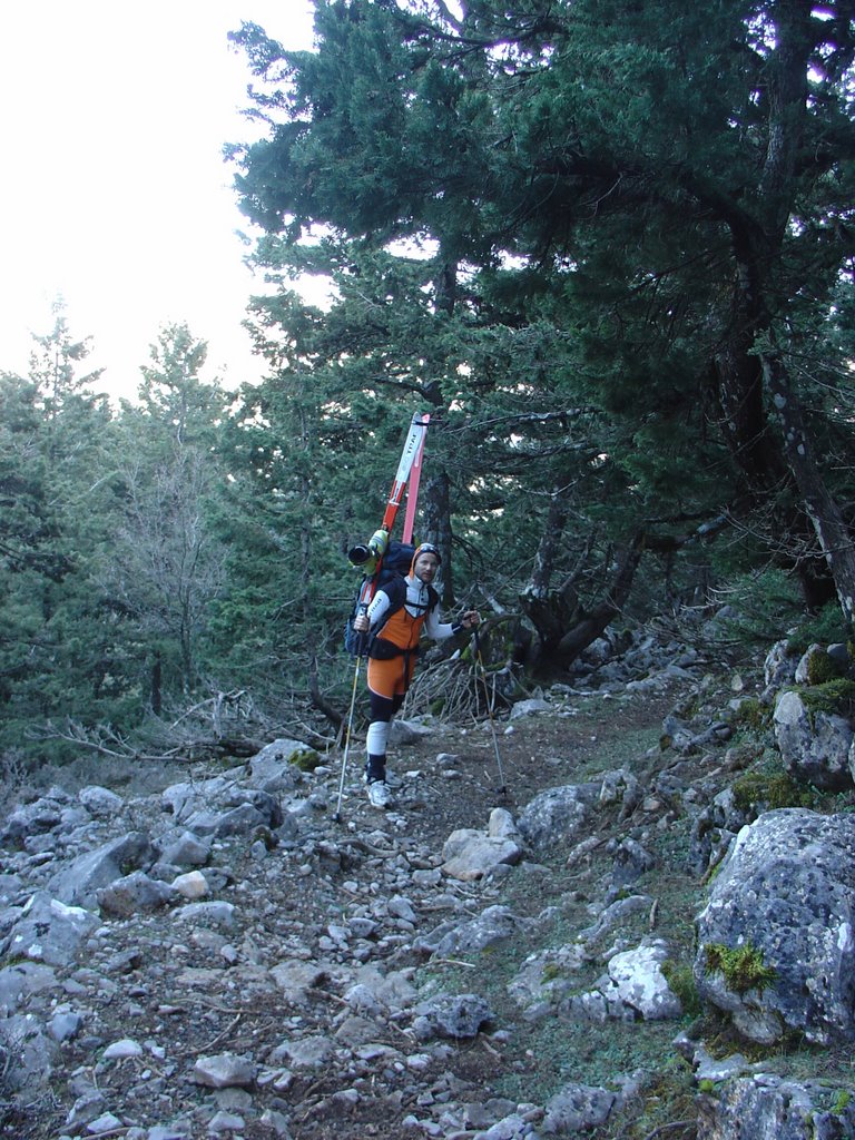 On the E4 path towards Askifou, Lefka Ori by George Spinthakis