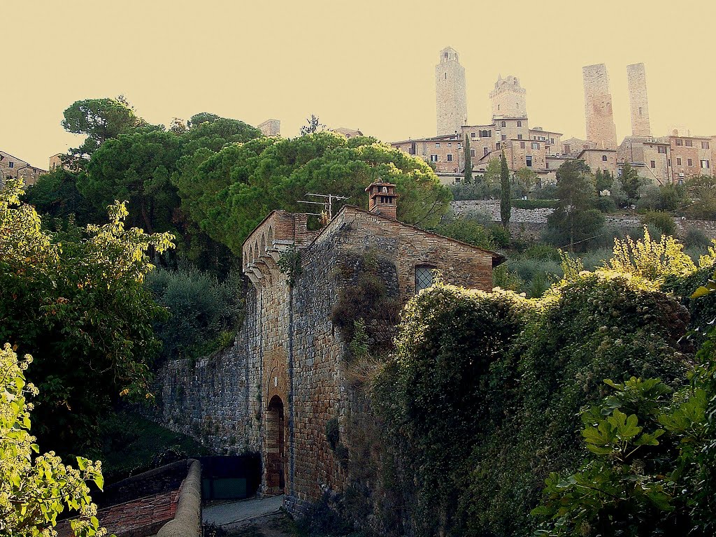 San Gimignano - porta delle fonti by gerrysena NO VIEWS