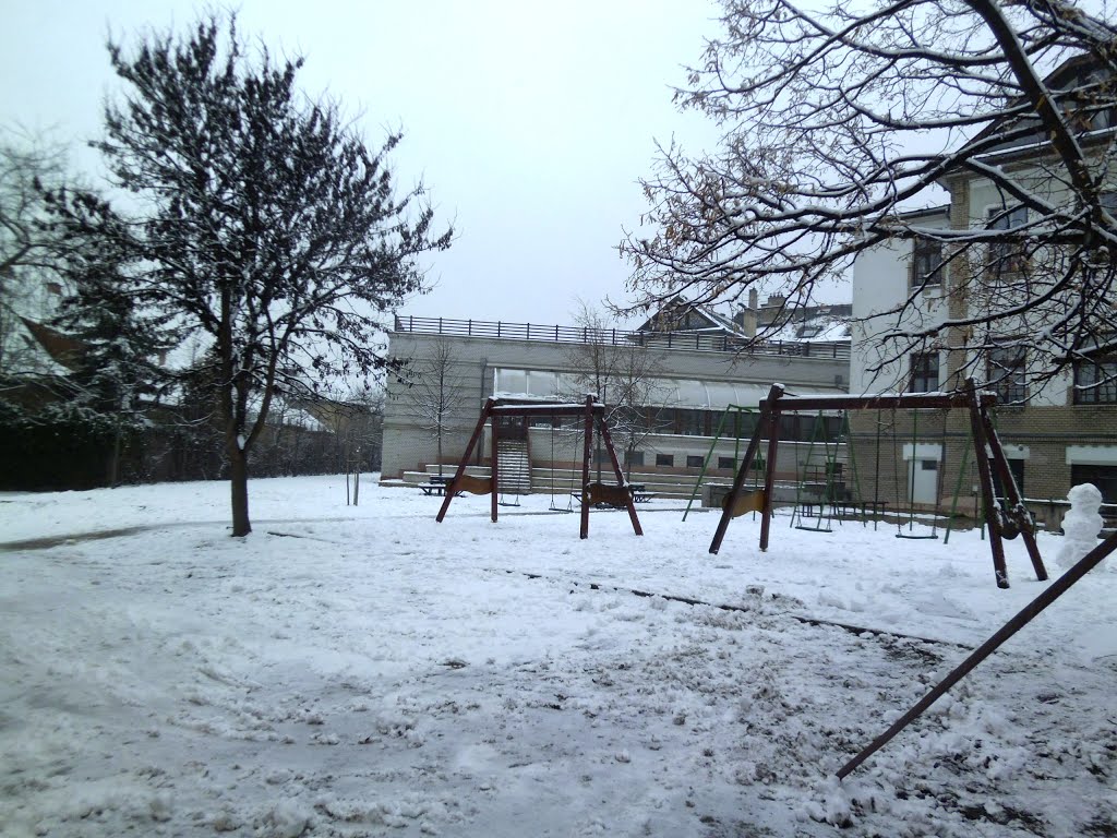 Hungária Általános Iskola és Kollégium udvara Kispest-Wekerletelepen egy havas téli napon \\ Hungaria Primary School and Dormitory courtyard on a snowy winter day, in Kispest-Wekerletelep in Budapest 4 by peppe maci