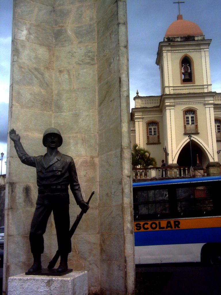 Monumento ao Expedicionário e Igreja de S. Gonçalo by Gui Torres