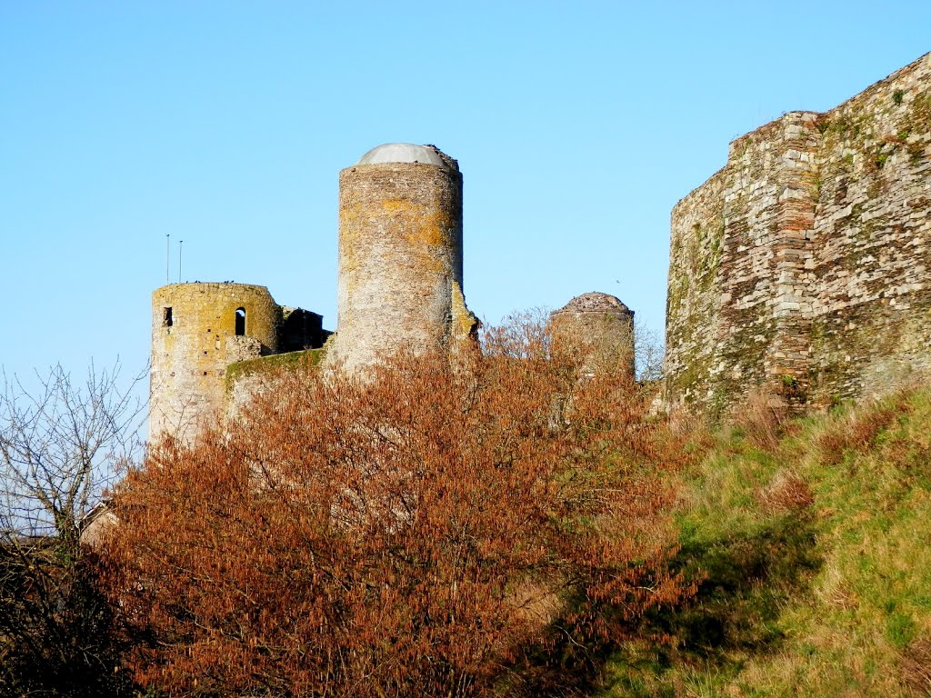 En arrivant au château de Pouancé by Andecave