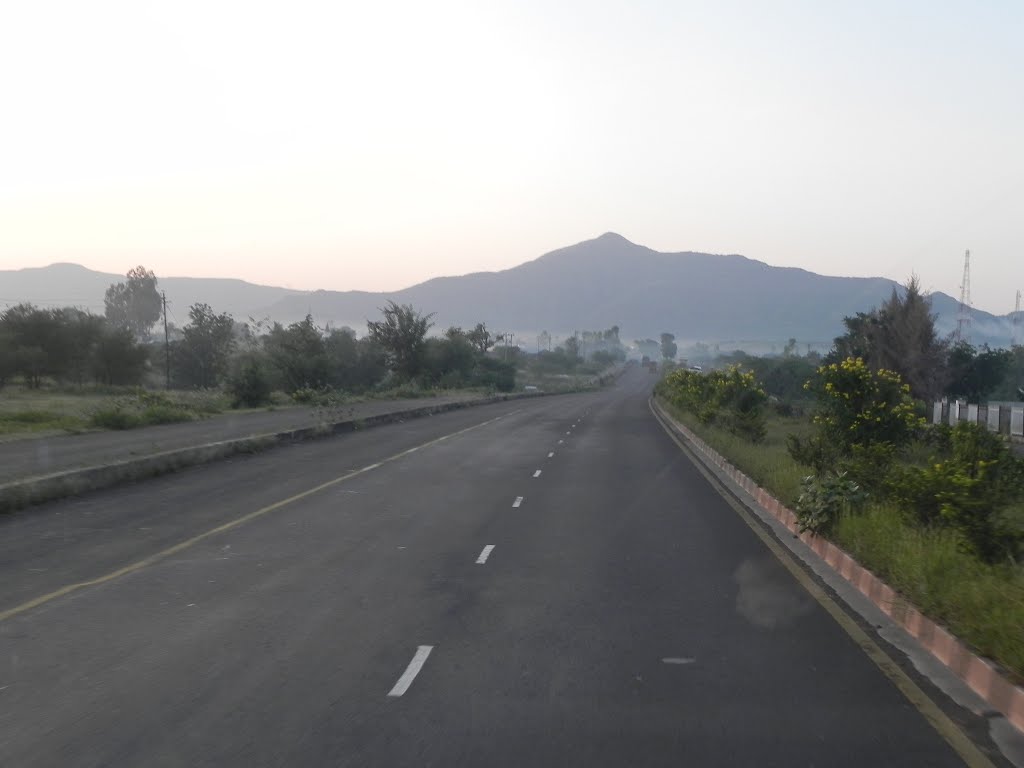 NH-04, Pune to Satara, View from Moving Vehicle by sban1998