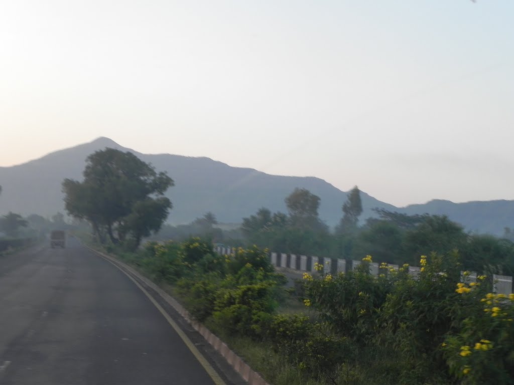 NH-04, Pune to Satara, View from Moving Vehicle by sban1998