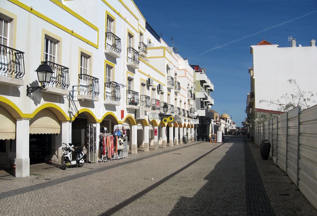 Vila Real - Rua 5 de Outubro. by R.F.Rumbao