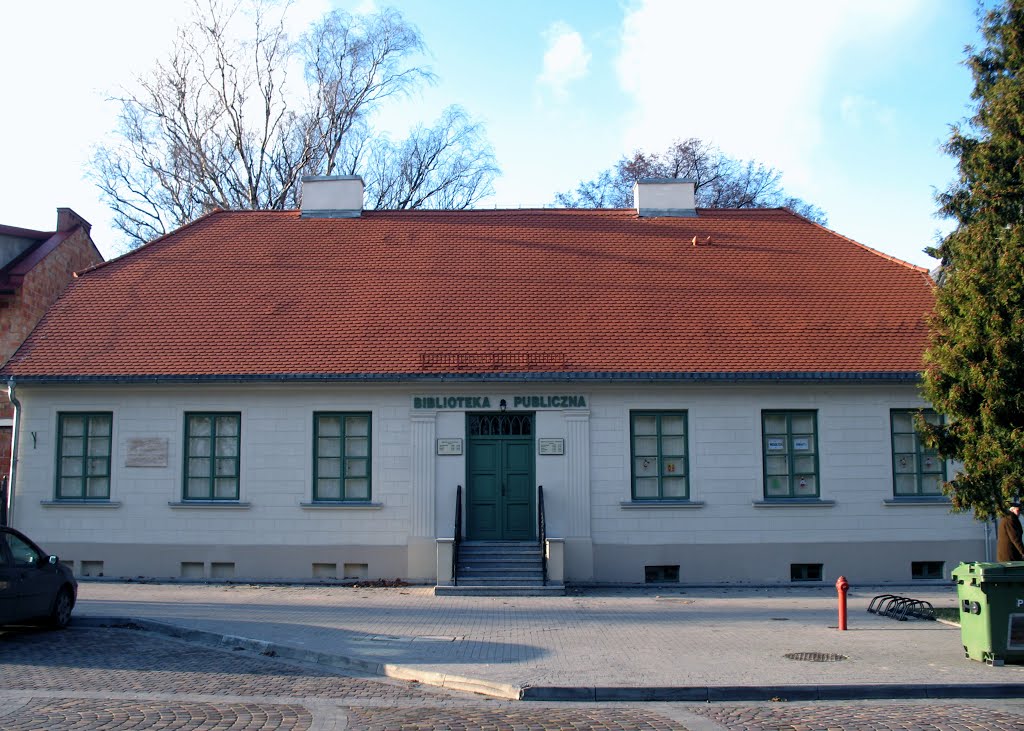 Budynek Biblioteki Miejskiej w Aleksandrowie Łódzkim by Daniel Płóciennik